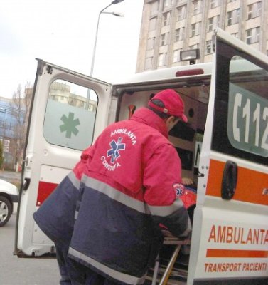 S-a urcat beat la volan şi s-a oprit într-un copac, pe bulevardul Mamaia